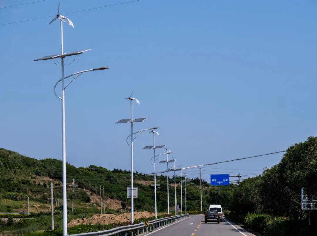 ▲资料图片：嵊泗县菜园镇利用风光储能技术提供电能的公路路灯。（新华社）