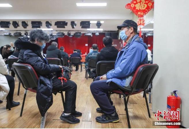 资料图：3月18日，北京市建国门街道体育中心疫苗接种点内，两位老年人接种疫苗后正在留观。中新社记者 贾天勇 摄