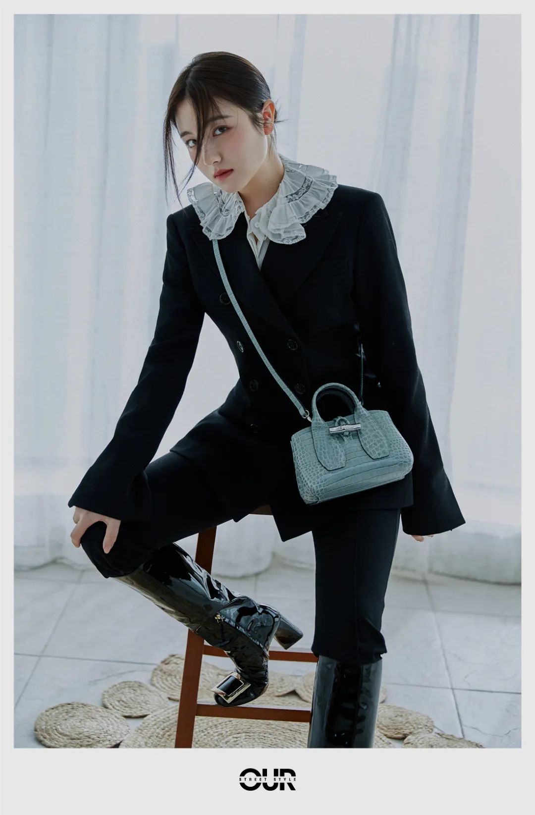 街拍时刻xrogervivier以经典的方形锁扣诠释如梦如幻的法式浪漫