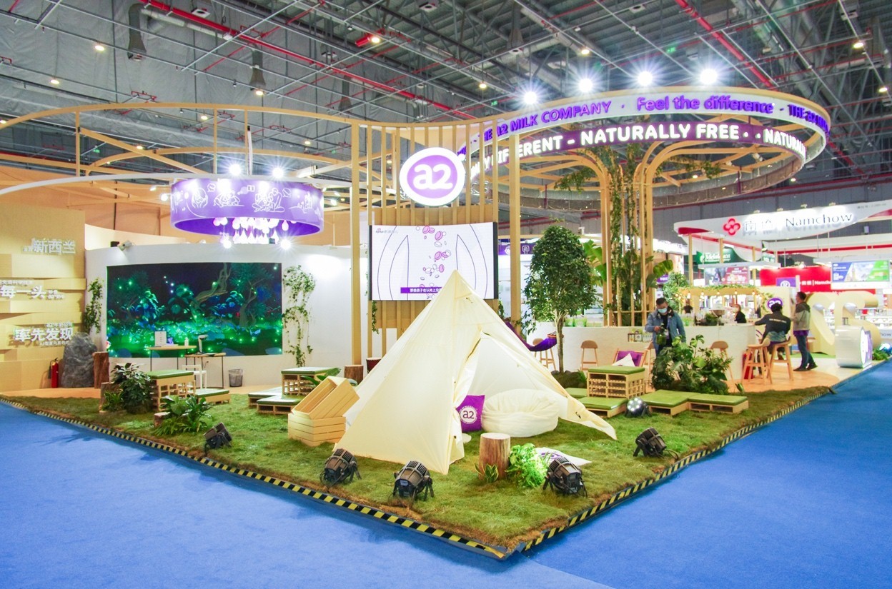 黎笑介绍,本届a2牛奶公司展台布置以新西兰南岛的纯净大自然为主要