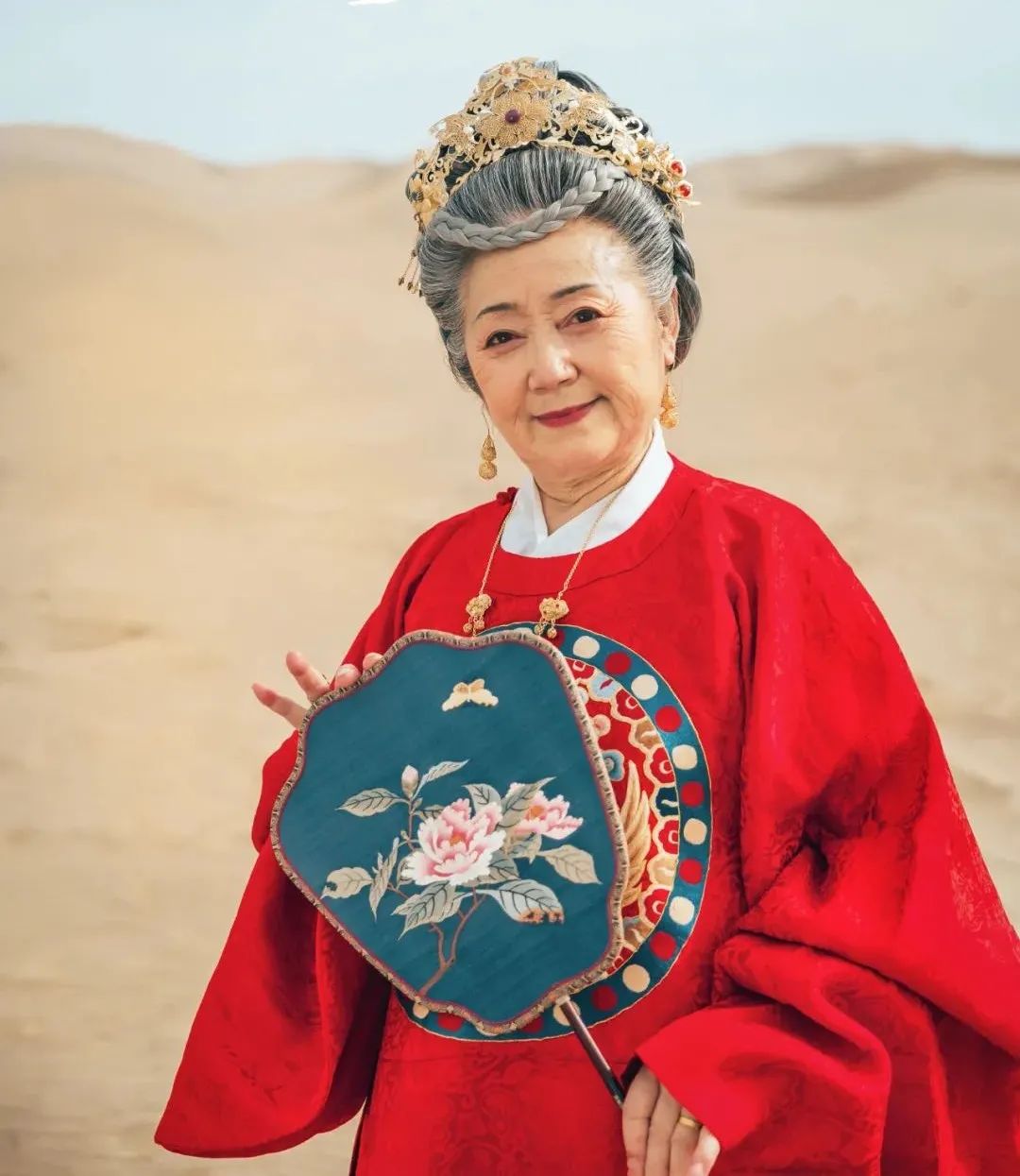 77岁汉服奶奶火出圈登人民日报惊艳世人若有诗书藏在心岁月从不败美人