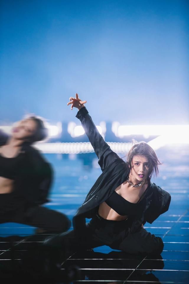 佟丽娅离婚后开始蜕变一身女团风造型赤脚热舞气场都强大不少