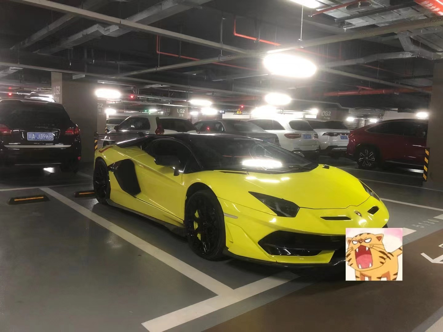 犀利的造型,真正意义上的"牛中牛"兰博基尼aventador svj