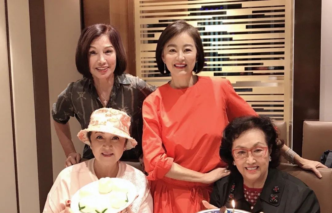 67岁林青霞晒生日照,嘟嘴吹蜡烛明艳动人,网友:真正的东方不败|东方