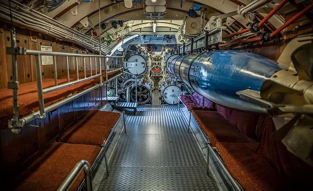 让鱼雷高速发射出来,一般重型鱼雷从鱼雷发射管中出来后,自身发动机