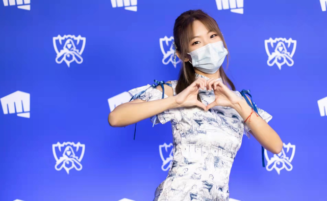 EDG夺冠翻译小姐姐火了穿印花旗袍大秀中国美，三种语言切换超牛休闲区蓝鸢梦想 - Www.slyday.coM