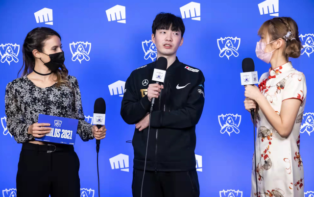 EDG夺冠翻译小姐姐火了穿印花旗袍大秀中国美，三种语言切换超牛休闲区蓝鸢梦想 - Www.slyday.coM