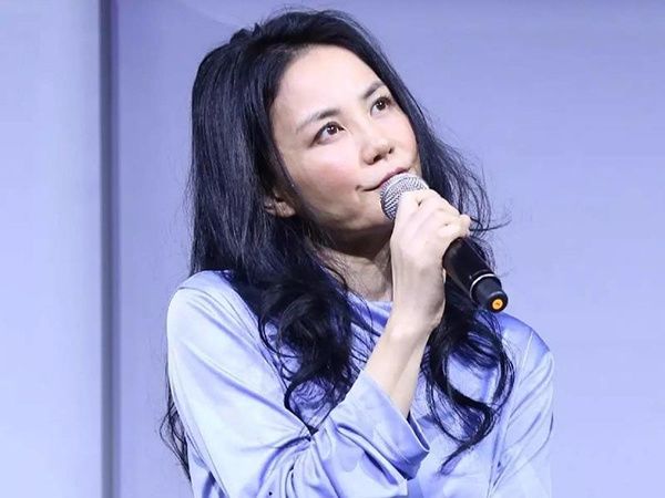 52岁王菲性感旧照曝光穿短裤躺沙发上秀长腿涂大红唇姿势撩人