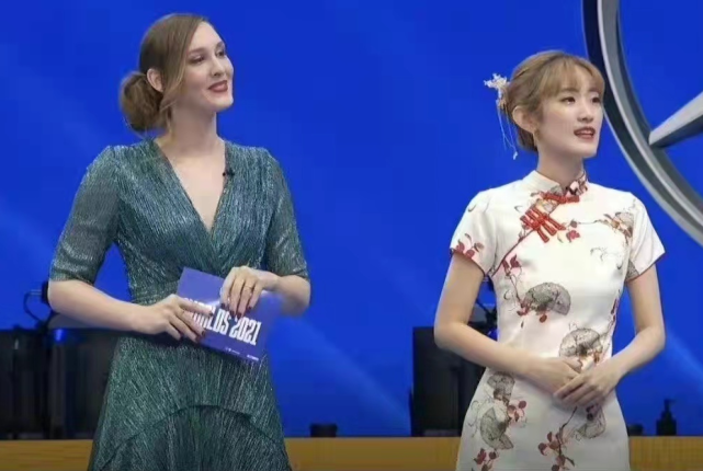 EDG夺冠翻译小姐姐火了穿印花旗袍大秀中国美，三种语言切换超牛休闲区蓝鸢梦想 - Www.slyday.coM