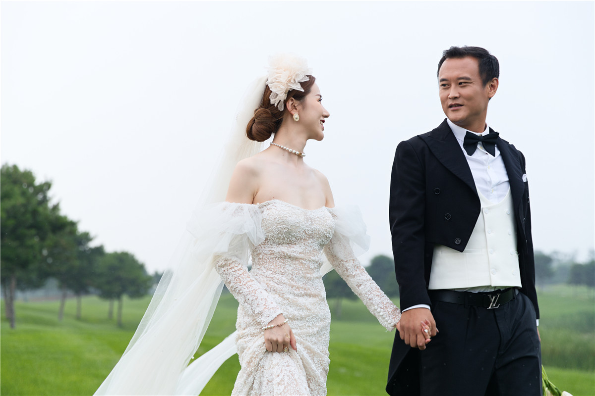 国安徐云龙大婚牵手模特王骞钤热恋女友成最美新娘热心公益活动