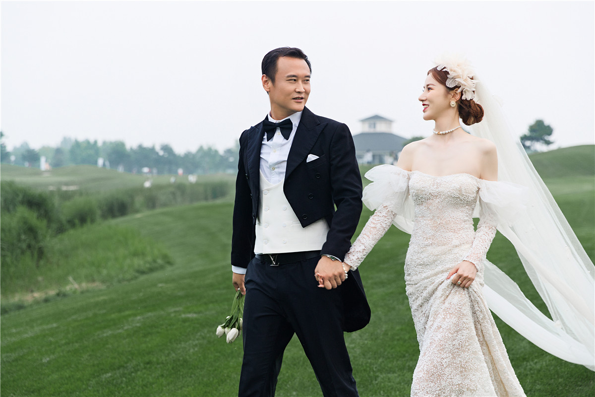 国安徐云龙大婚牵手模特王骞钤热恋女友成最美新娘热心公益活动