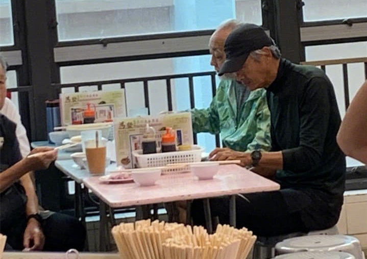 66岁周润发在菜市场内吃饭!