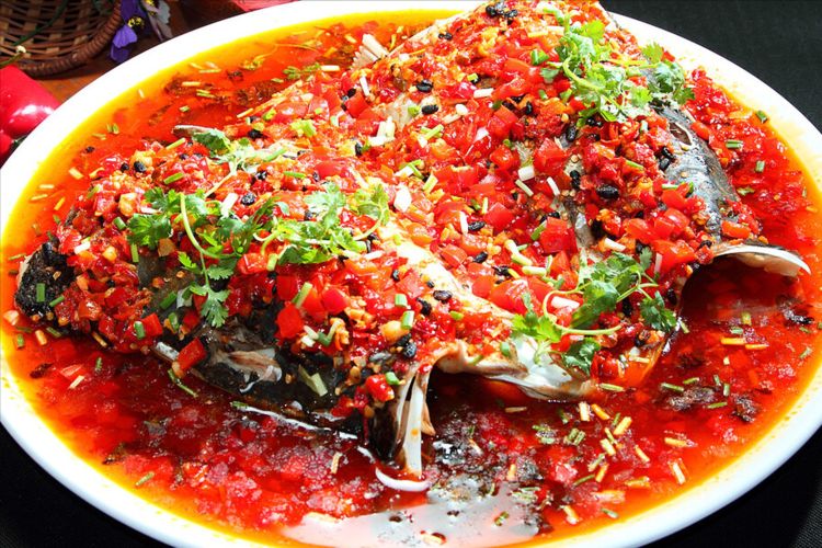 剁椒鱼头是湘菜还是川菜?大厨分享经典做法,香辣鲜嫩完全不腥__财经头