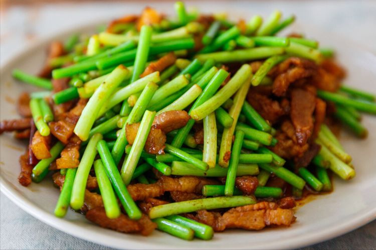 蒜苔炒肉很多人做错了厨师长教你2个诀窍肉丝滑嫩蒜苔鲜香