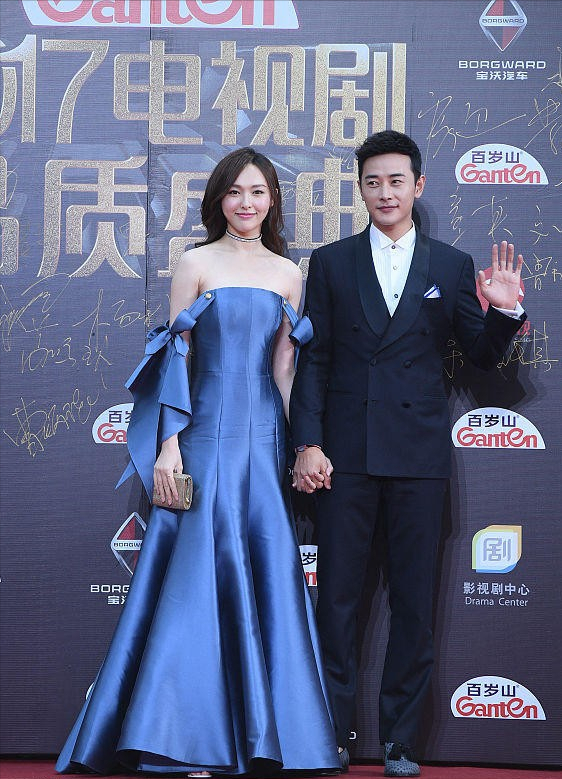 罗晋与妻子十指紧扣好甜蜜唐嫣穿缎面小礼裙显得很贵气