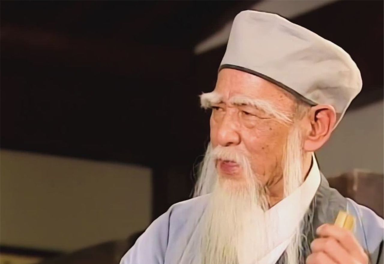 很多人会想到电视剧《天龙八部》里的一位僧人,人称"扫地僧",在少林寺