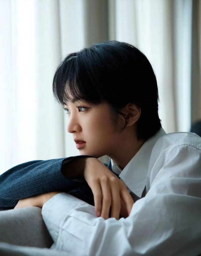 任正非女儿姚安娜,大胆尝试假小子短发,殊不知锁骨才更适合她|任正非