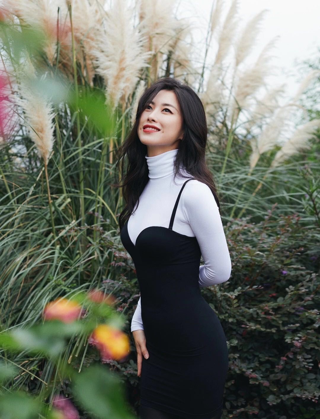 朱珠不愧是成熟女人的穿搭典范一身吊带裙超有女人味夺人眼目