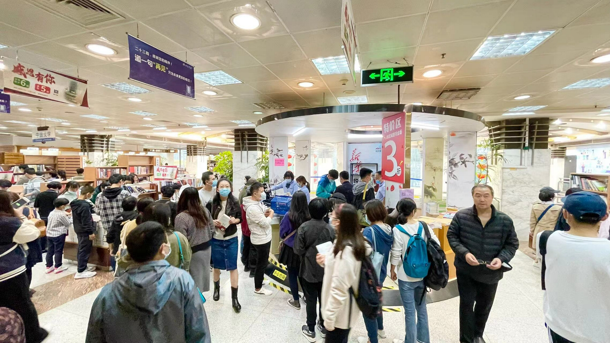 正在排队结账的人群