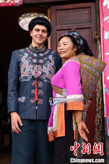 “90后”德国小伙中国拍少数民族纪录片：让世界看到丰富多彩的中国休闲区蓝鸢梦想 - Www.slyday.coM