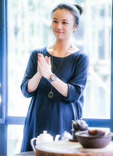 女神这穿搭真的不是一般人能hold的住的,宽松的穿搭配着丸子头,随便换