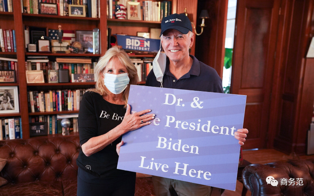 拜登、马克龙夫人同框撞脸！同样当老师二婚嫁总统，衣品却差很多？休闲区蓝鸢梦想 - Www.slyday.coM