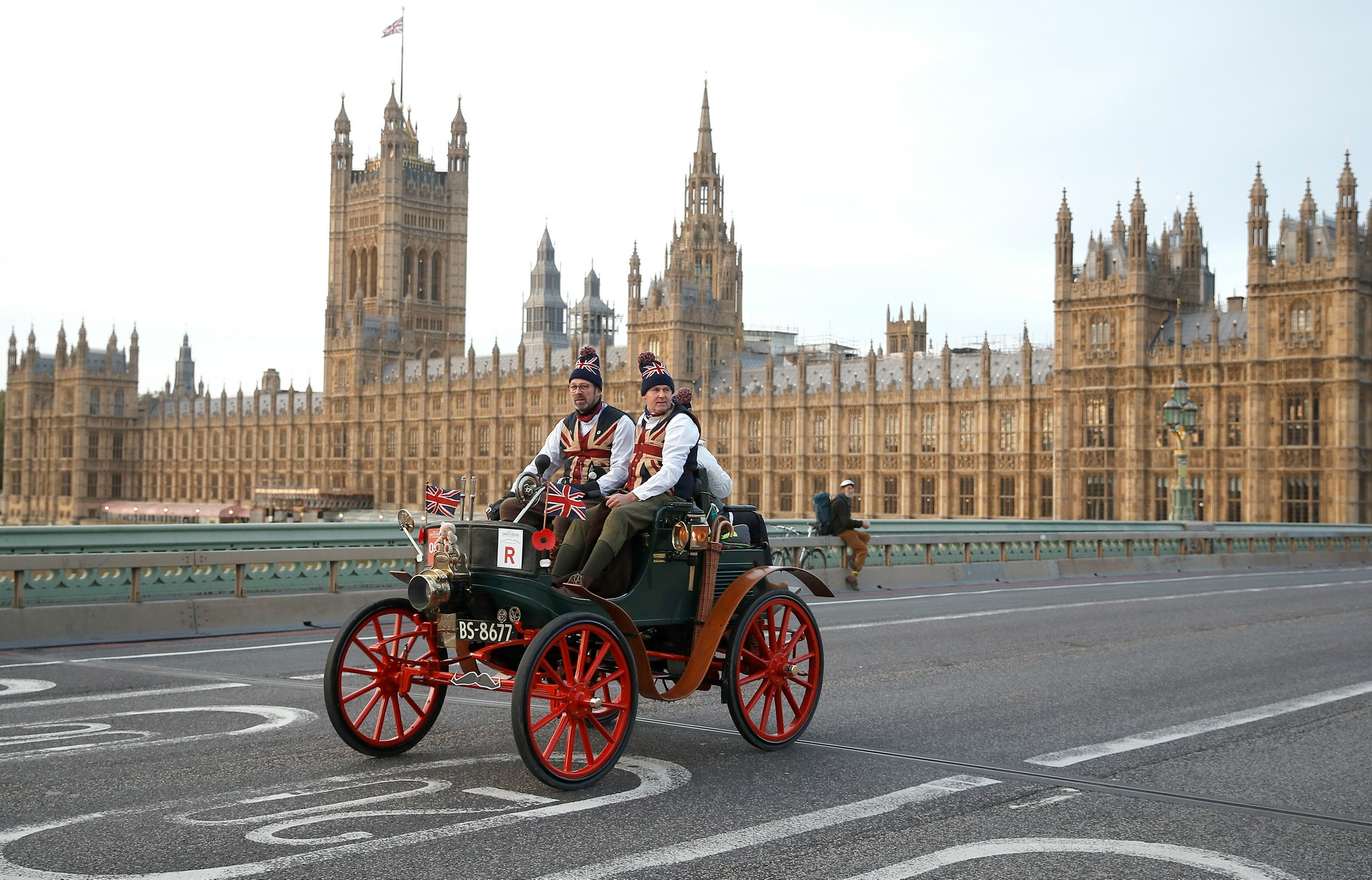 11月7日,参赛者驾驶老爷车经过英国伦敦的威斯敏斯特桥.