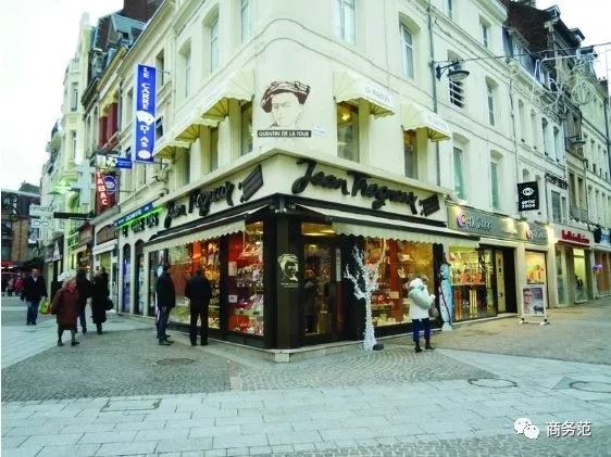 拜登、马克龙夫人同框撞脸！同样当老师二婚嫁总统，衣品却差很多？休闲区蓝鸢梦想 - Www.slyday.coM