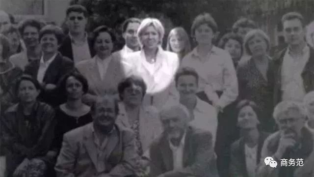 拜登、马克龙夫人同框撞脸！同样当老师二婚嫁总统，衣品却差很多？休闲区蓝鸢梦想 - Www.slyday.coM