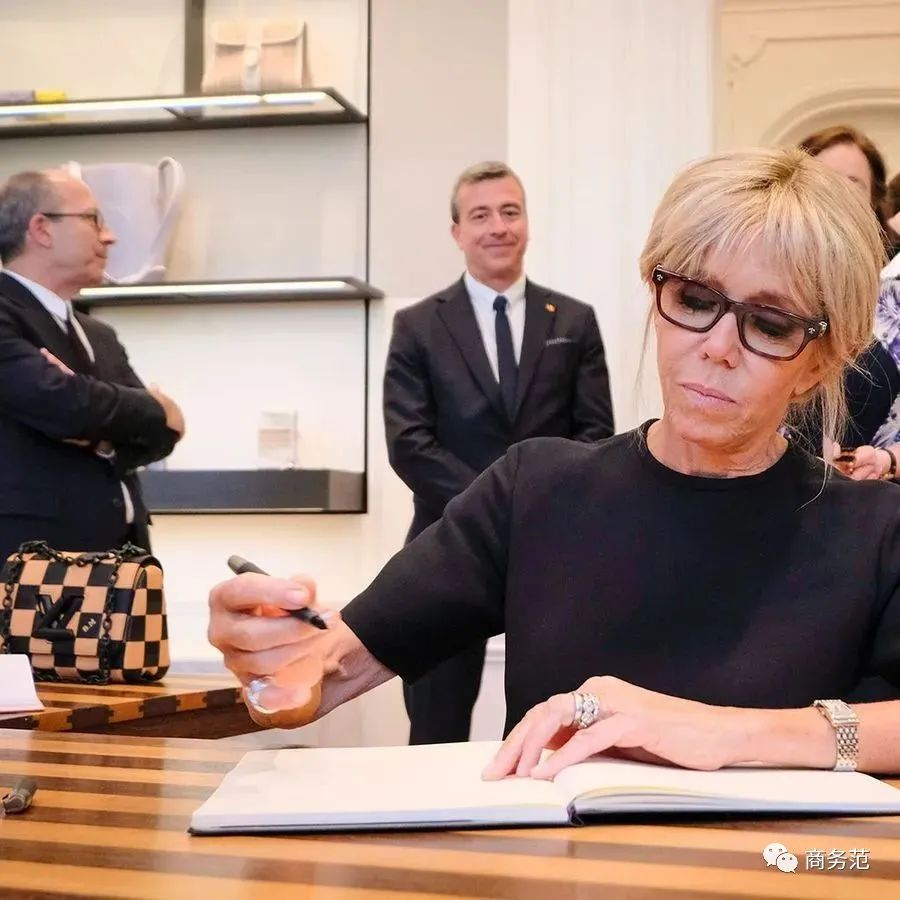 拜登、马克龙夫人同框撞脸！同样当老师二婚嫁总统，衣品却差很多？休闲区蓝鸢梦想 - Www.slyday.coM