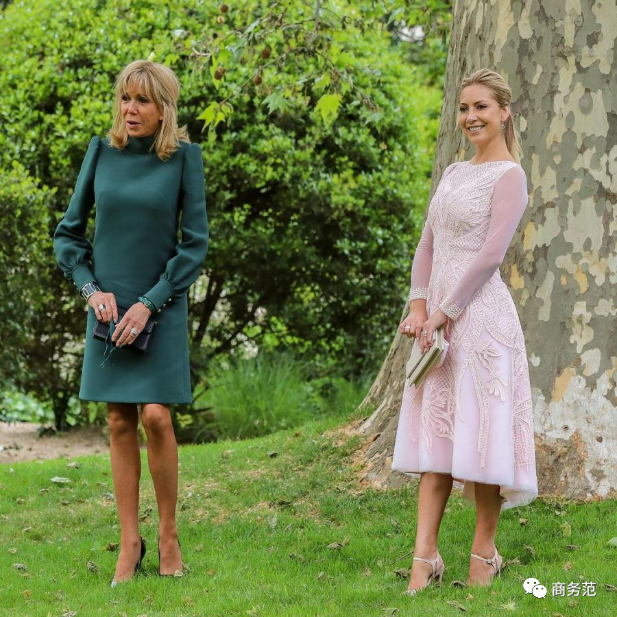 拜登、马克龙夫人同框撞脸！同样当老师二婚嫁总统，衣品却差很多？休闲区蓝鸢梦想 - Www.slyday.coM