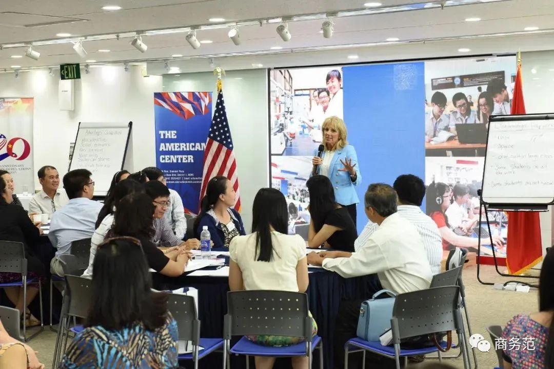 拜登、马克龙夫人同框撞脸！同样当老师二婚嫁总统，衣品却差很多？休闲区蓝鸢梦想 - Www.slyday.coM