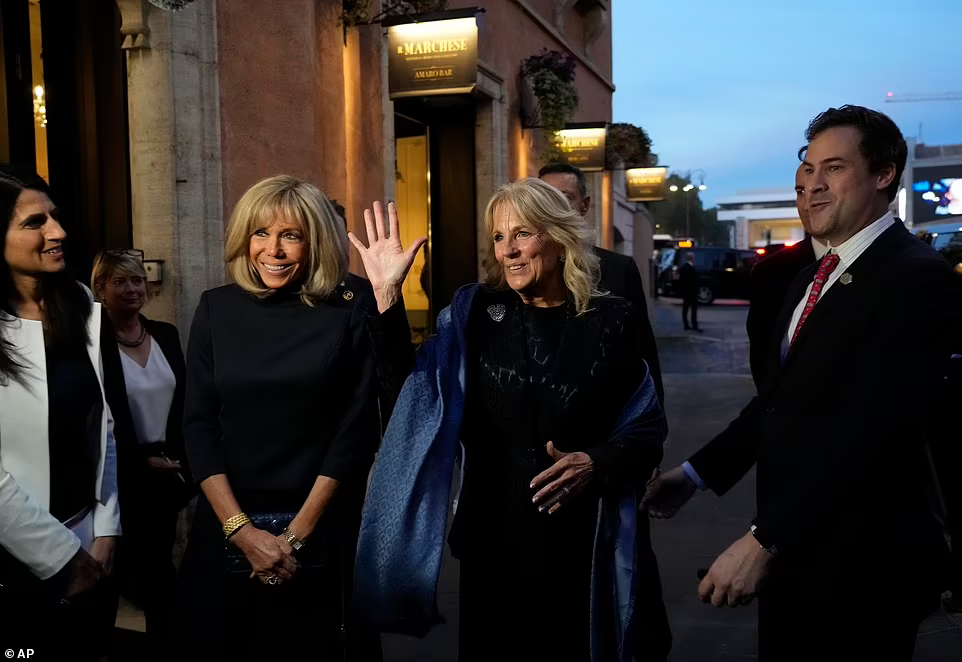 拜登、马克龙夫人同框撞脸！同样当老师二婚嫁总统，衣品却差很多？休闲区蓝鸢梦想 - Www.slyday.coM