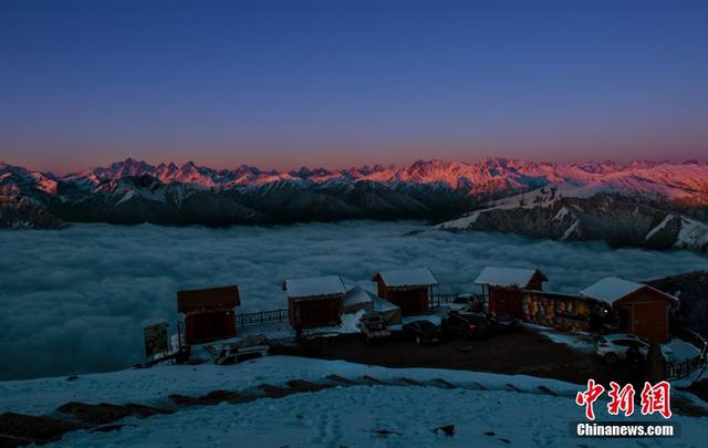 四川宝兴雪山云海星空美景如画