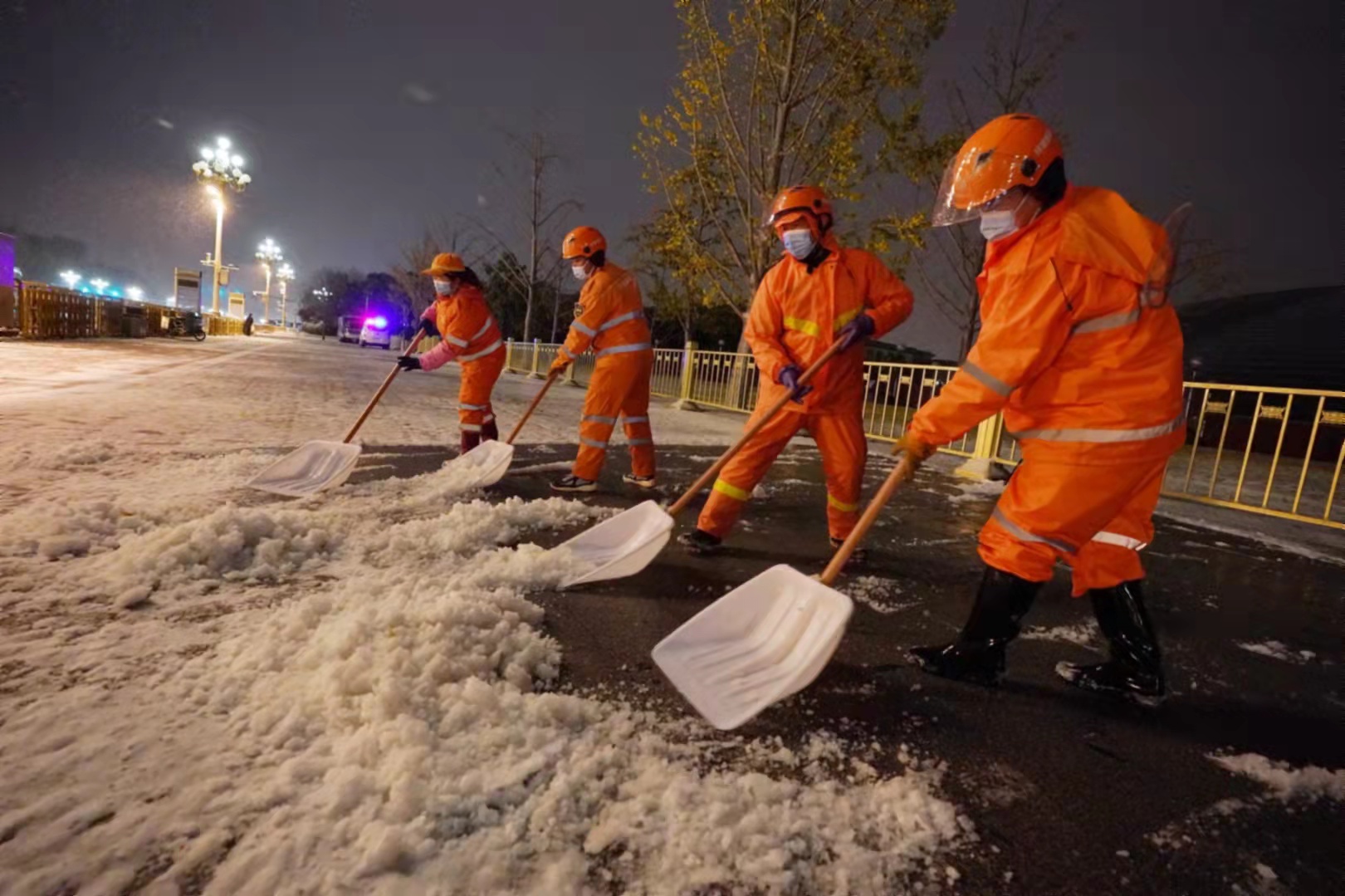 顶风冒雪北京环卫职工凌晨为您扫冰除雪多图