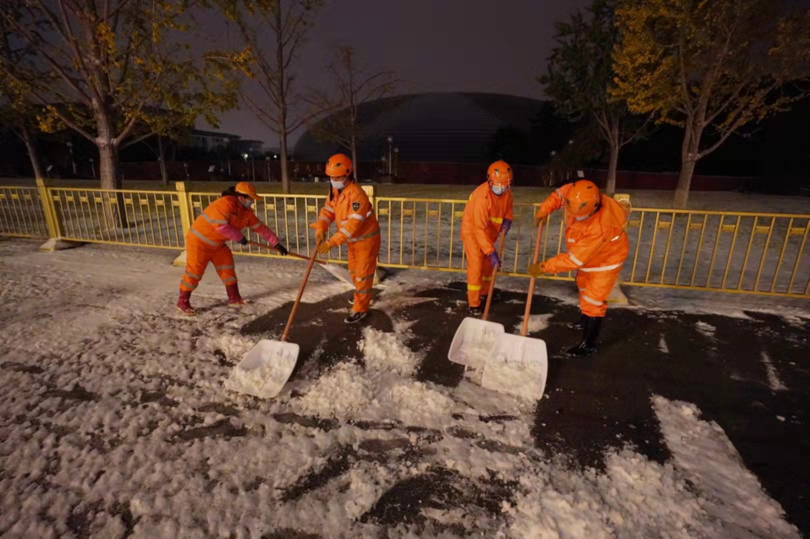 顶风冒雪北京环卫职工凌晨为您扫冰除雪多图