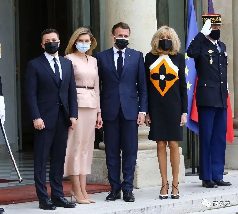 拜登、马克龙夫人同框撞脸！同样当老师二婚嫁总统，衣品却差很多？休闲区蓝鸢梦想 - Www.slyday.coM