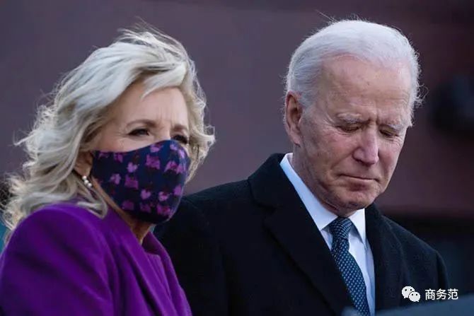 拜登、马克龙夫人同框撞脸！同样当老师二婚嫁总统，衣品却差很多？休闲区蓝鸢梦想 - Www.slyday.coM