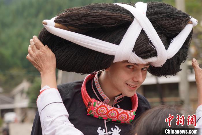 “90后”德国小伙中国拍少数民族纪录片：让世界看到丰富多彩的中国休闲区蓝鸢梦想 - Www.slyday.coM