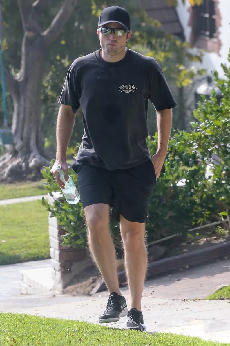 男星街拍 | 张智霖夫妇低调现身,欧美男星们万圣节的超内卷!