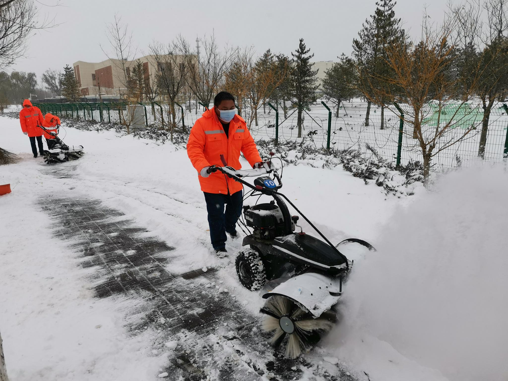 25日夜间，河北省张家口市崇礼区气象局开展人工增雪作业