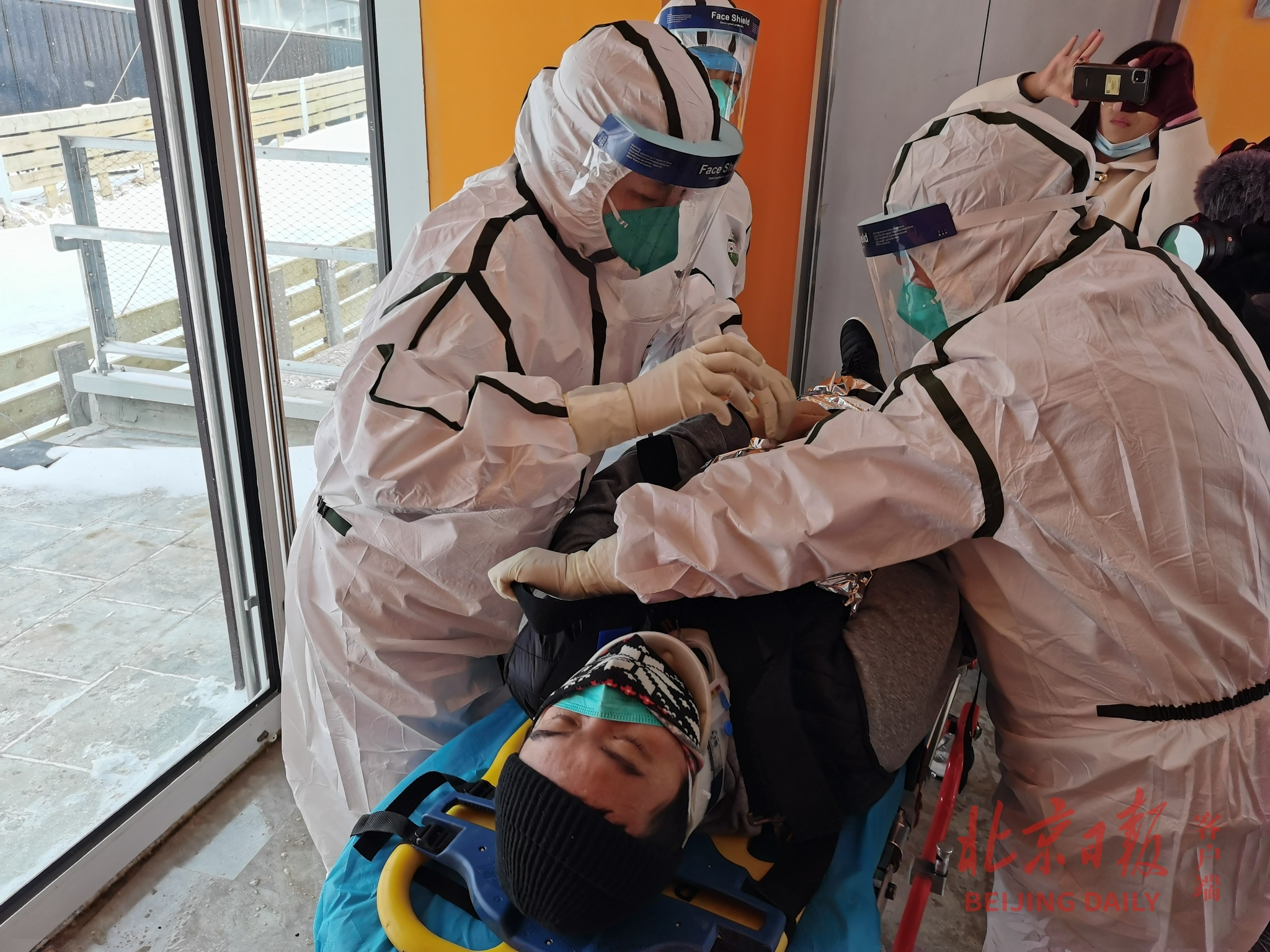 趁下雪国家高山滑雪中心实战演练极端天气医疗救援