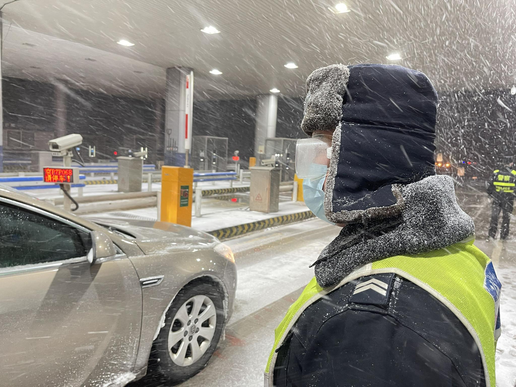 暴雪中的延庆康庄公安检查站积雪15厘米民警不断除雪保通行