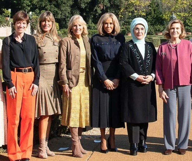 拜登、马克龙夫人同框撞脸！同样当老师二婚嫁总统，衣品却差很多？休闲区蓝鸢梦想 - Www.slyday.coM