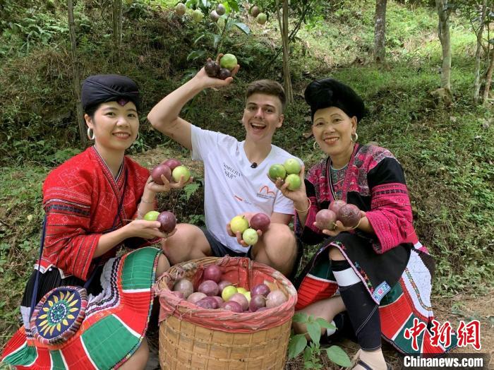 “90后”德国小伙中国拍少数民族纪录片：让世界看到丰富多彩的中国休闲区蓝鸢梦想 - Www.slyday.coM