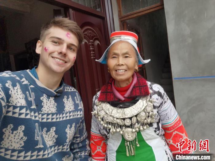 “90后”德国小伙中国拍少数民族纪录片：让世界看到丰富多彩的中国休闲区蓝鸢梦想 - Www.slyday.coM