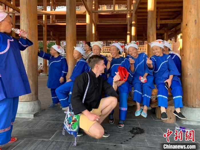 “90后”德国小伙中国拍少数民族纪录片：让世界看到丰富多彩的中国休闲区蓝鸢梦想 - Www.slyday.coM