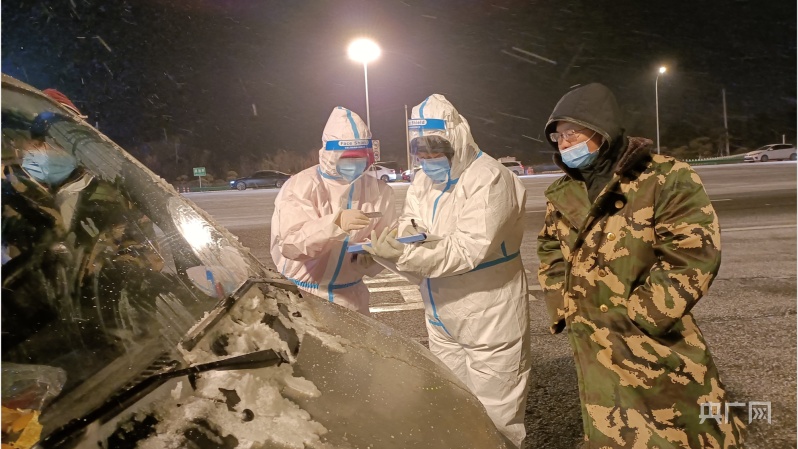 致敬风雪中的抗疫一线工作者