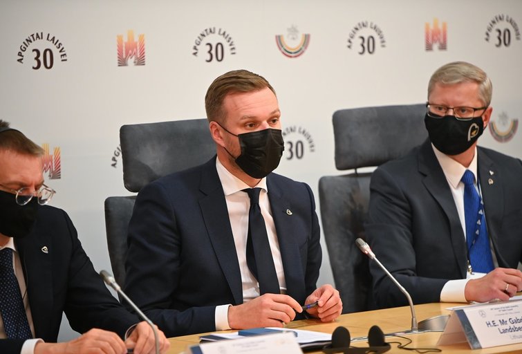 立陶宛外长兰茨贝尔吉斯（中）出席记者会，图自TV3新闻网