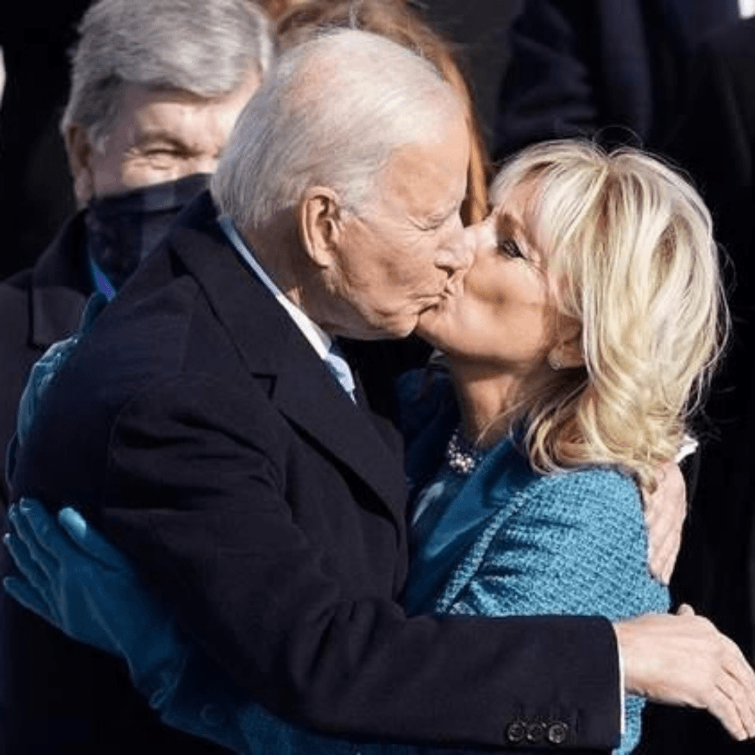 拜登、马克龙夫人同框撞脸！同样当老师二婚嫁总统，衣品却差很多？休闲区蓝鸢梦想 - Www.slyday.coM